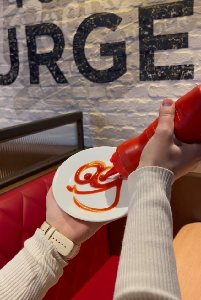 Ketchup smiles makes us happy! 😄

#johnnyrockets #storo #sandvika #ketchupsmile #america #americandiner #diner #norway #food