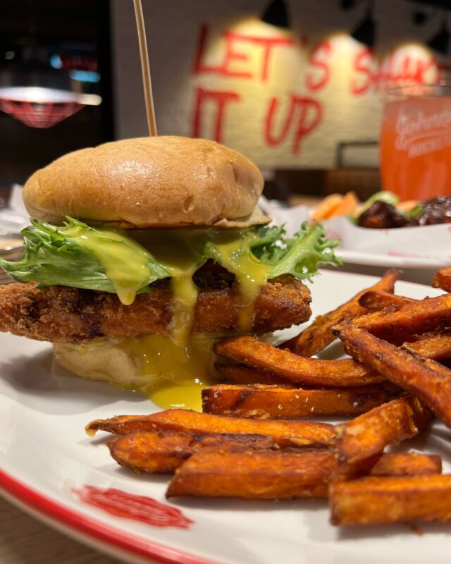 JA TAKK til denne juicy kyllingburgeren med vår spesiallagde honey mustard-dressing og søtpotetfries 🍔🍟

#johnnyrockets #storo #sandvika #kyllingburger #chickenburger #chicken #crispychicken #dinner #diner #america #americandiner #middag #middagstips #mondayblues #blåmandag #sweetpotatofries #sweetpotato #burger